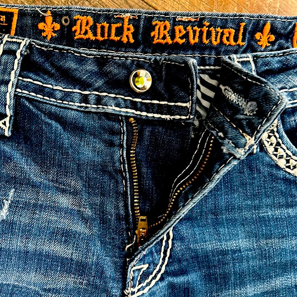 Great pair of distressed jean shorts. In great condition. Comes with bling